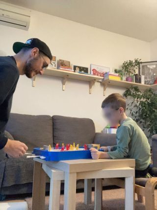 Black Friday v plném proudu, hromada produktů na skladu, jenomže… 👦: Tati, zahrajem si hokej?! …odpověď je jasná. Priority...